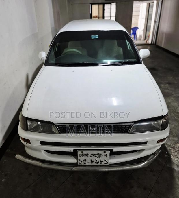 Toyota Corolla 1999 White
