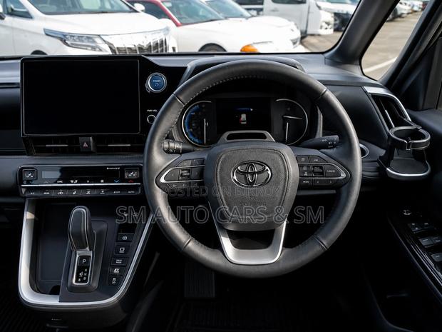 Toyota Voxy 2022 Pearl