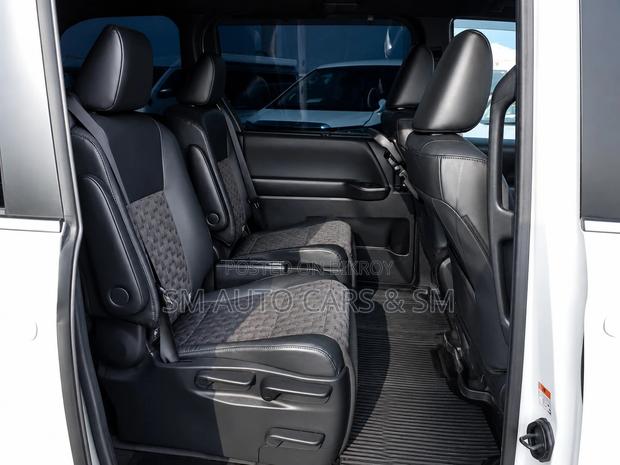 Toyota Voxy 2022 Pearl