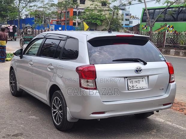 Toyota Corolla Fielder 1.5 Hybrid FWD 2015 Silver