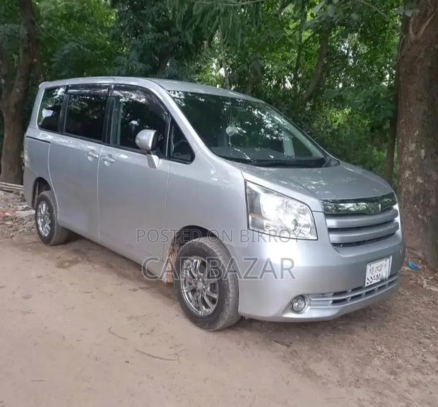 Toyota Noah 2.0 143hp FWD (8 Seater) 2007 Silver