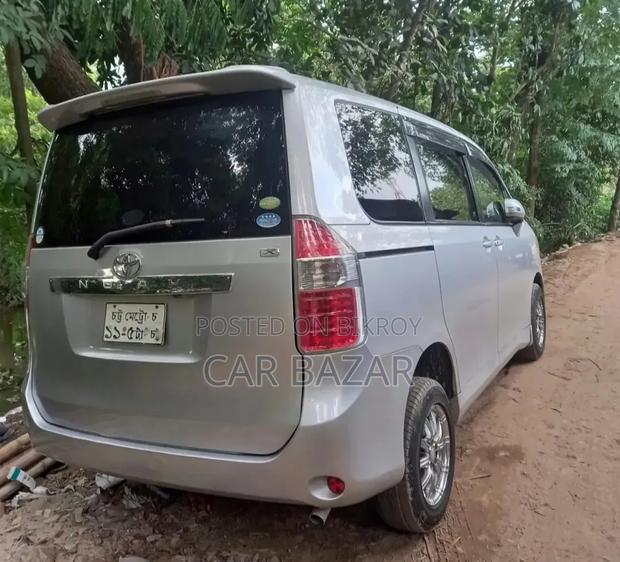 Toyota Noah 2.0 143hp FWD (8 Seater) 2007 Silver