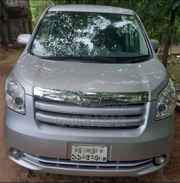 Toyota Noah 2.0 143hp FWD (8 Seater) 2007 Silver