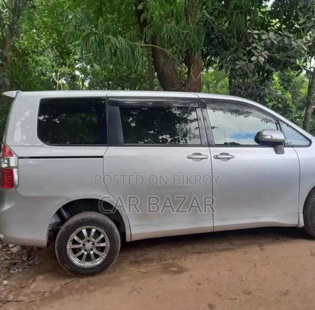 Toyota Noah 2.0 143hp FWD (8 Seater) 2007 Silver