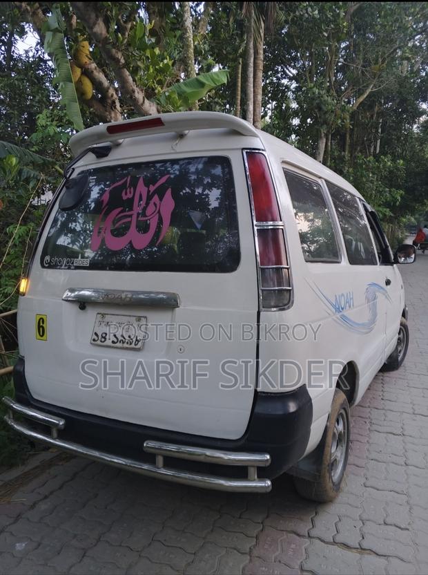 Toyota Noah 2.0 AWD (8 Seater) 2003 White