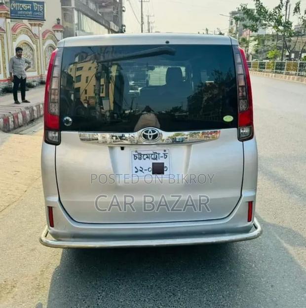 Toyota Noah 2.0 AWD (8 Seater) 2016 Silver