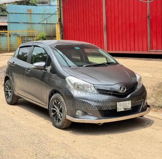Toyota Vitz 1.0 FWD 3dr 2011 Gray