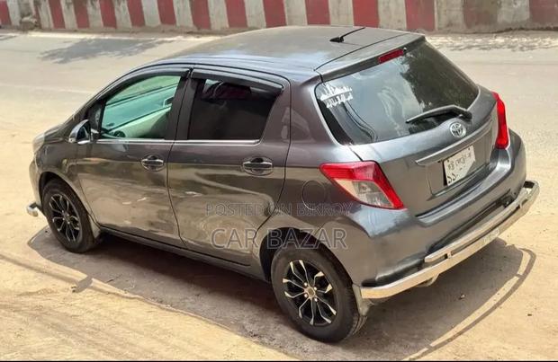 Toyota Vitz 1.0 FWD 3dr 2011 Gray