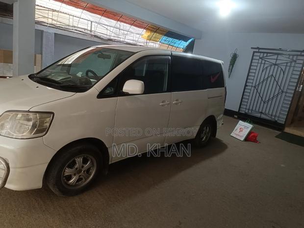 Toyota Noah 2002 Pearl