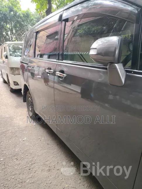 Toyota Noah 2.0 143hp FWD (7 Seater) 2012 Gray
