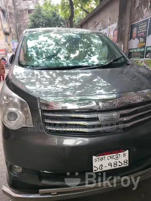Toyota Noah 2.0 143hp FWD (7 Seater) 2012 Gray
