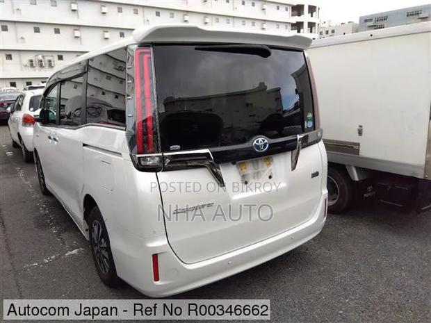 Toyota Esquire 2020 Pearl
