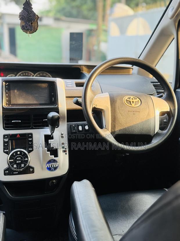 Toyota Noah 2.0 143hp AWD (8 Seater) 2012 Silver