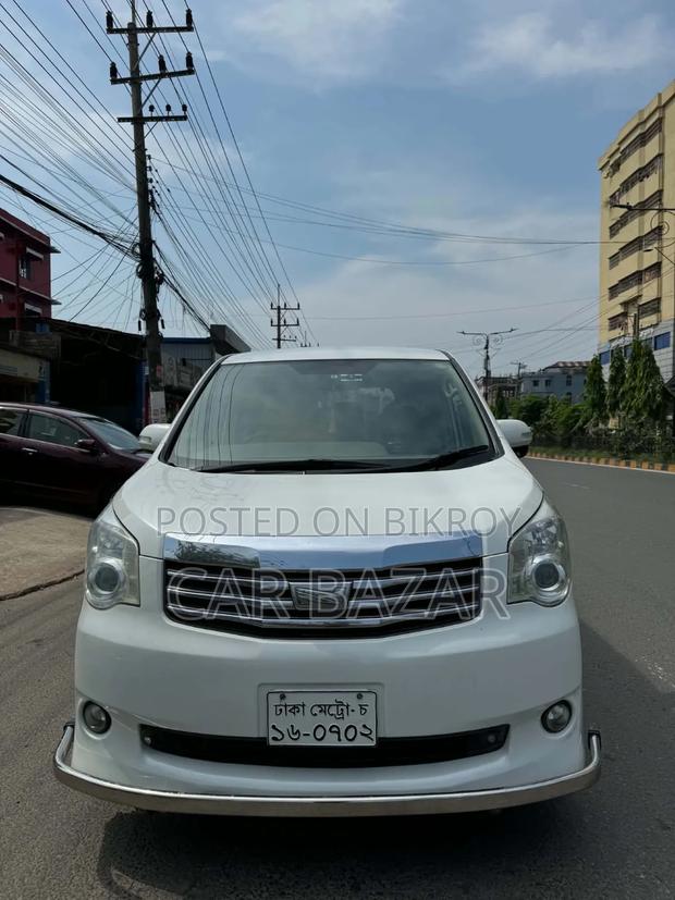 Toyota Noah 2.0 143hp FWD (8 Seater) 2011 Pearl