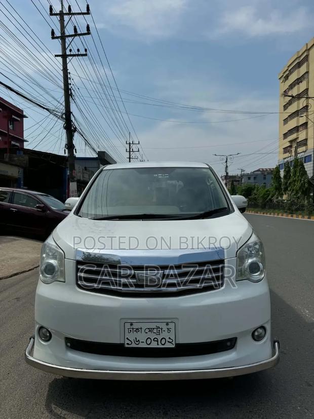 Toyota Noah 2.0 143hp FWD (8 Seater) 2011 Pearl