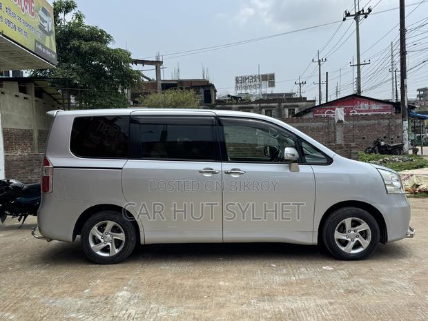 Toyota Noah 2.0 143hp AWD (7 Seater) 2009 Silver