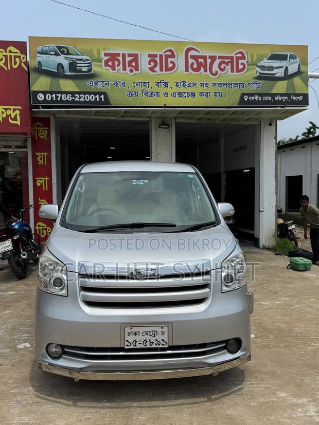 Toyota Noah 2.0 143hp AWD (7 Seater) 2009 Silver