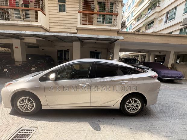 Toyota Prius 4-door Hatchback (1.8L 4-cylinder Gas/Electric Hybrid CVT) 2016 Gold