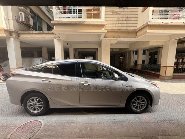 Toyota Prius 4-door Hatchback (1.8L 4-cylinder Gas/Electric Hybrid CVT) 2016 Gold