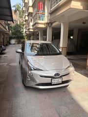 Toyota Prius 4-door Hatchback (1.8L 4-cylinder Gas/Electric Hybrid CVT) 2016 Gold for sale