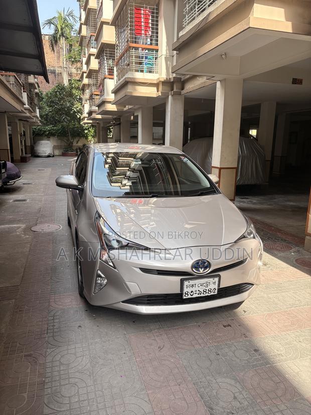 Toyota Prius 4-door Hatchback (1.8L 4-cylinder Gas/Electric Hybrid CVT) 2016 Gold