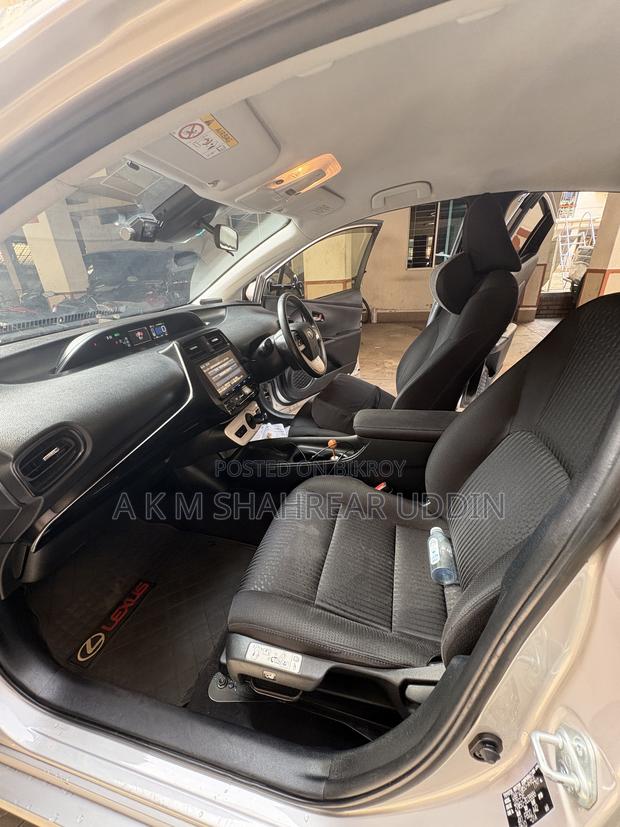 Toyota Prius 4-door Hatchback (1.8L 4-cylinder Gas/Electric Hybrid CVT) 2016 Gold