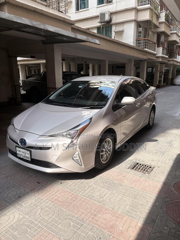 Toyota Prius 4-door Hatchback (1.8L 4-cylinder Gas/Electric Hybrid CVT) 2016 Gold