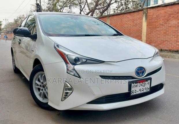 Toyota Prius Two 4dr Hatchback (1.8L 4cyl Gas/Electric Hybrid CVT) 2015