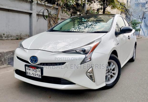 Toyota Prius Two 4dr Hatchback (1.8L 4cyl Gas/Electric Hybrid CVT) 2015