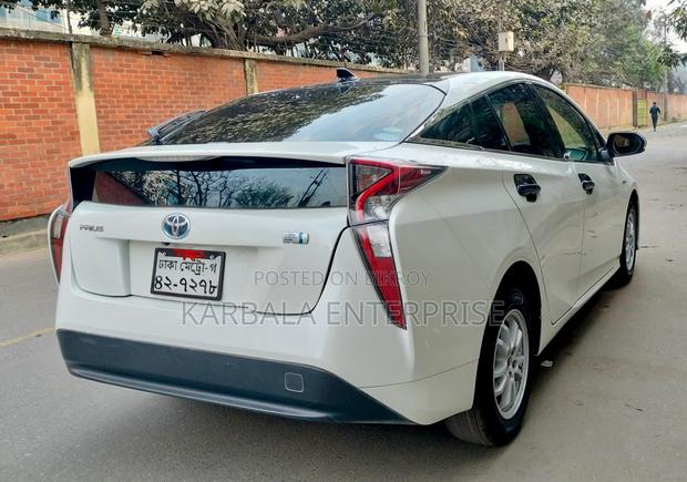 Toyota Prius Two 4dr Hatchback (1.8L 4cyl Gas/Electric Hybrid CVT) 2015