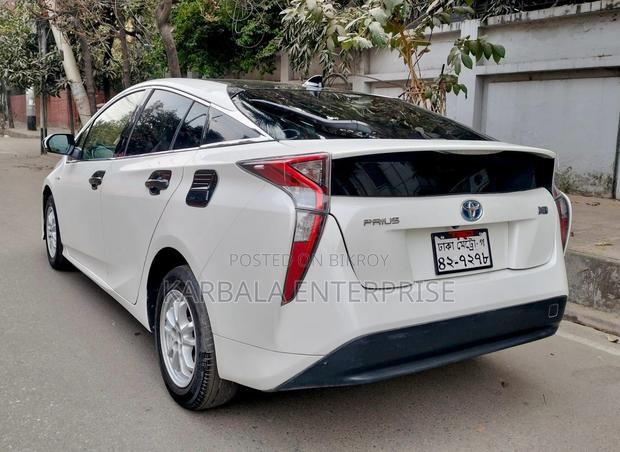 Toyota Prius Two 4dr Hatchback (1.8L 4cyl Gas/Electric Hybrid CVT) 2015