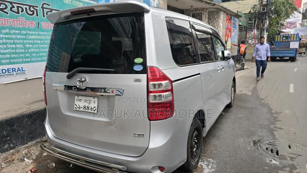 Toyota Noah 2.0 143hp FWD (8 Seater) 2012 Silver