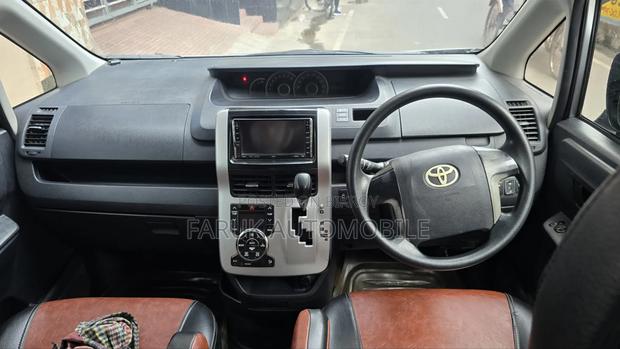 Toyota Noah 2.0 143hp FWD (8 Seater) 2012 Silver