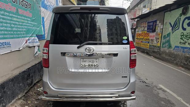 Toyota Noah 2.0 143hp FWD (8 Seater) 2012 Silver