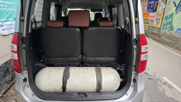 Toyota Noah 2.0 143hp FWD (8 Seater) 2012 Silver