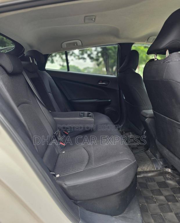 Toyota Prius 4dr Hatchback (1.8L 4cyl Gas/Electric Hybrid CVT) 2016