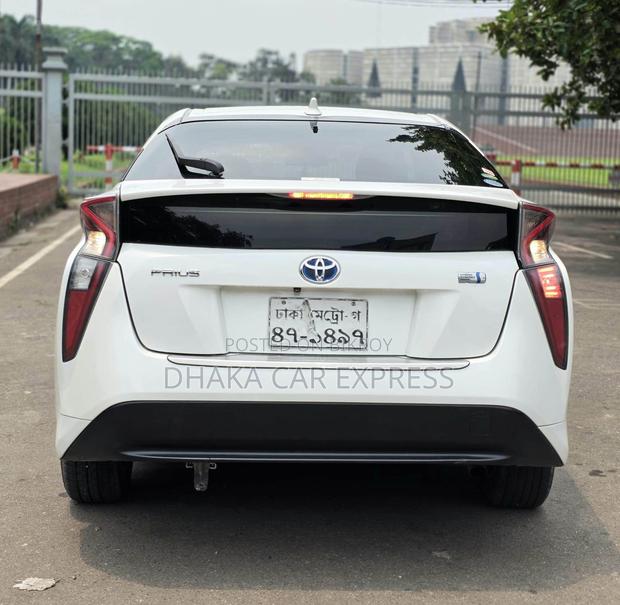 Toyota Prius 4dr Hatchback (1.8L 4cyl Gas/Electric Hybrid CVT) 2016