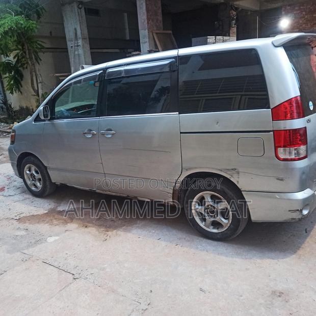 Toyota Noah 2.0 AWD (8 Seater) 2004 Silver