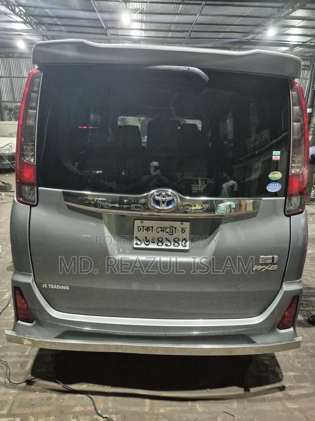 Toyota Noah 1.8 FWD Hybrid (7 Seater) 2017 Gray