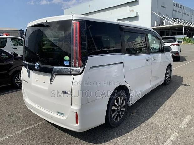 Toyota Esquire 1.8 FWD Hybrid (7 Seater) 2021 Pearl
