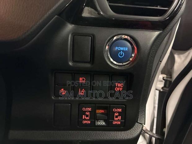 Toyota Esquire 1.8 FWD Hybrid (7 Seater) 2021 Pearl