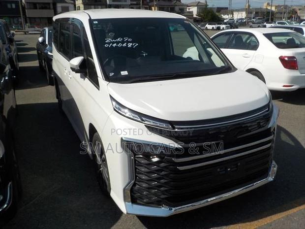 Toyota Voxy 2023 Pearl