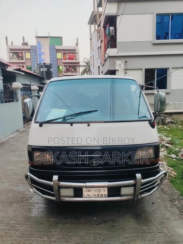 Toyota HiAce 2002 White