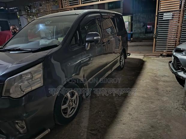 Toyota Noah 2010 Gray