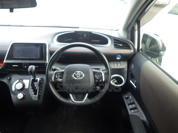 Toyota Sienta 2021 Brown