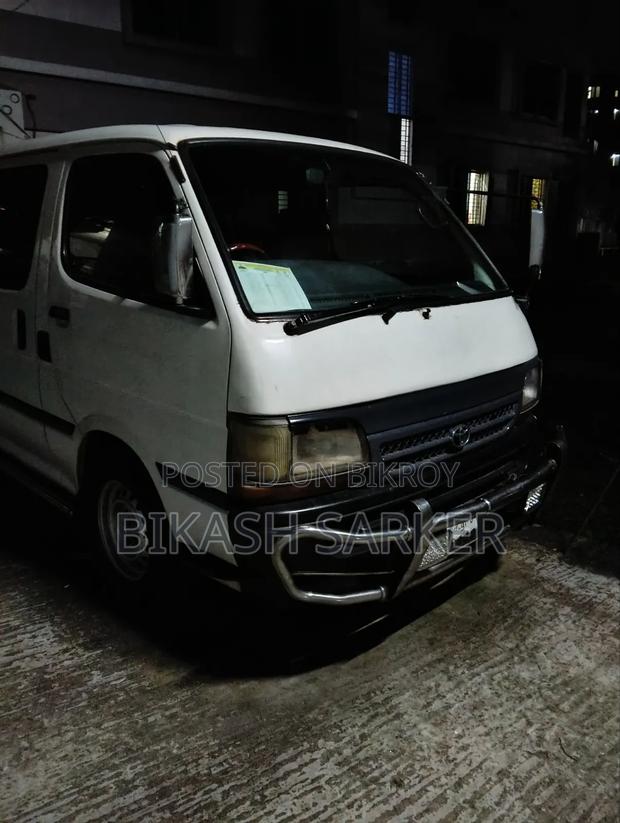 Toyota HiAce 2002 White