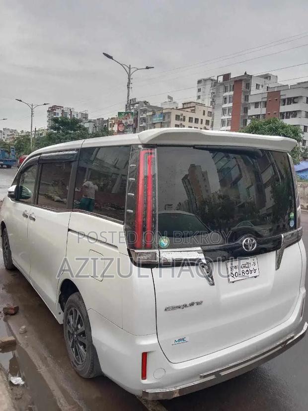 Toyota Esquire 2017 White