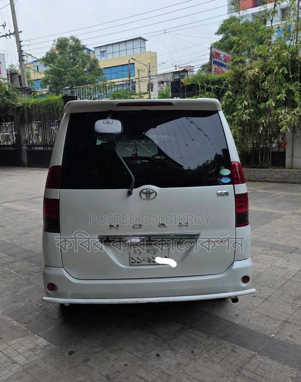 Toyota Noah 2005 White