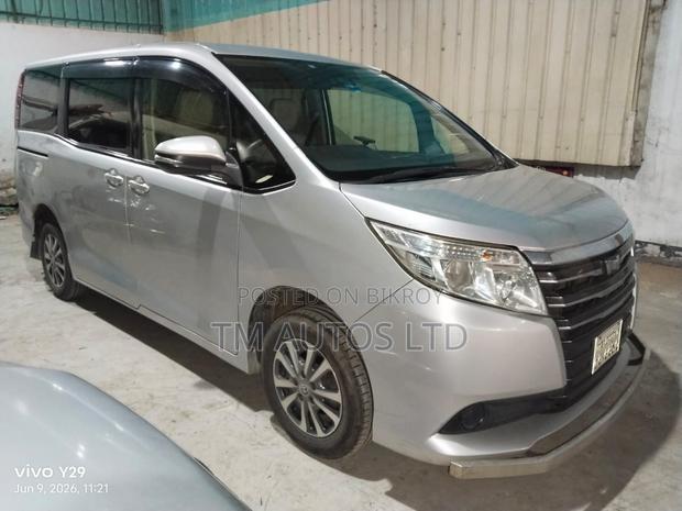 Toyota Noah 2.0 AWD (8 Seater) 2017 Silver