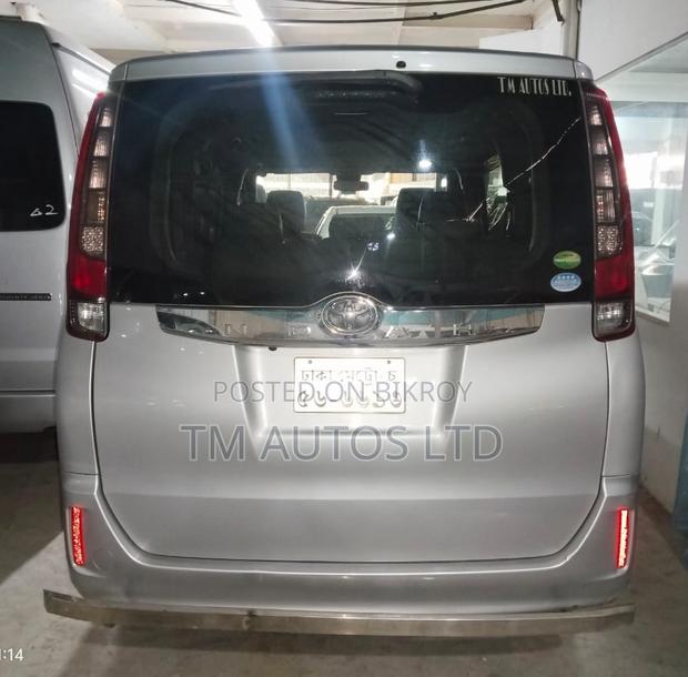 Toyota Noah 2.0 AWD (8 Seater) 2017 Silver